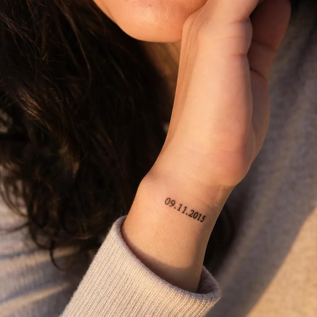 idée tatouage date de naissance date blackwork gothique