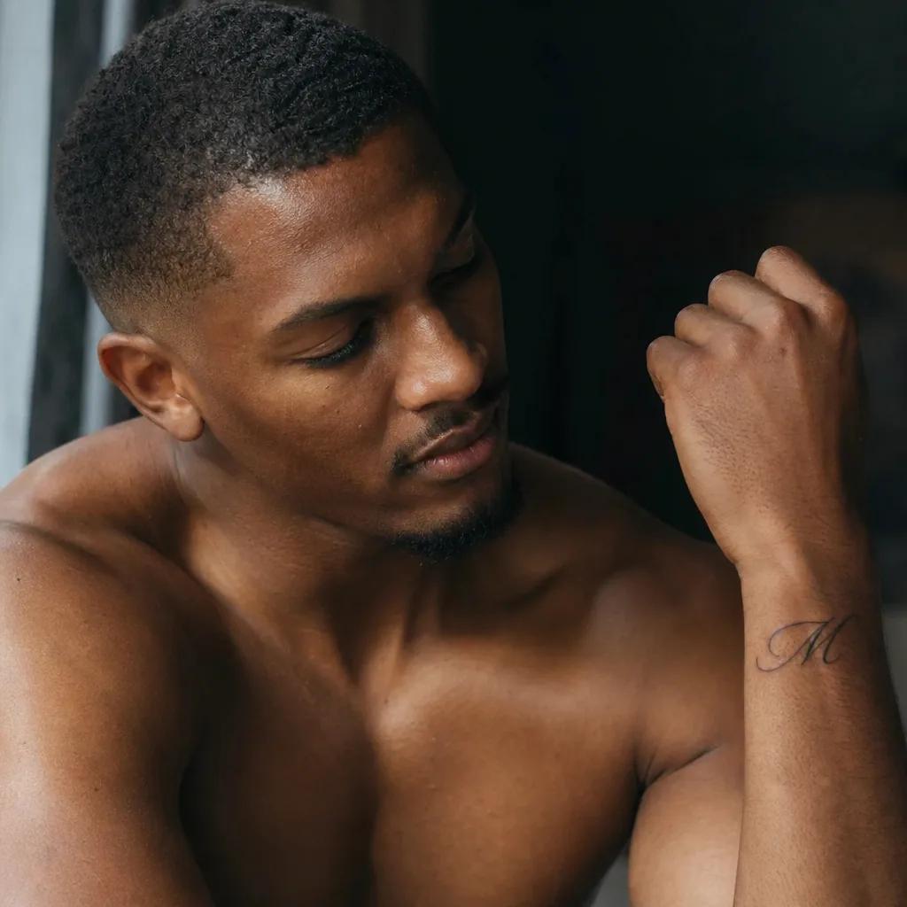 idée tatouage discret homme petit lettrage avant-bras